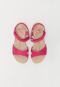 Infradito rosa con una finitura in suede morbido, cinturini regolabili e un bottone decorativo. Caratterizzati da una soletta in cuoio naturale e da un design floreale.