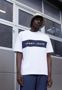 Tommy Jeans PRINTED ARCHIVE TEE - T-shirt con stampa - white