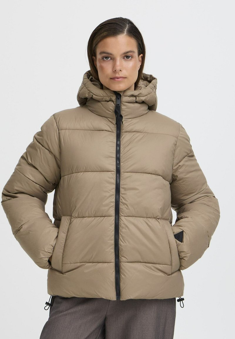 Beige puffjakker, mille kapuuts, esifidiga, tikitud disainiga ja kahe esiküljepocketiga. Pehme, sile tekstuur koos reguleeritavate nööridega.