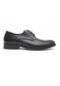 Zapato de cuero negro con cordones, de textura suave, punta redondeada y tacón bajo. Presenta costuras a lo largo de los bordes y un diseño minimalista.