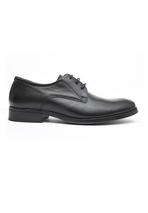 Zapato de cuero negro con cordones, de textura suave, punta redondeada y tacón bajo. Presenta costuras a lo largo de los bordes y un diseño minimalista.