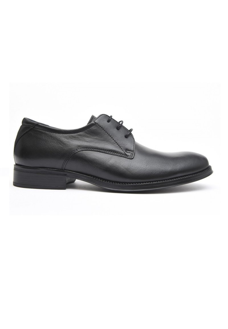 Zapato de cuero negro con cordones, de textura suave, punta redondeada y tacón bajo. Presenta costuras a lo largo de los bordes y un diseño minimalista.