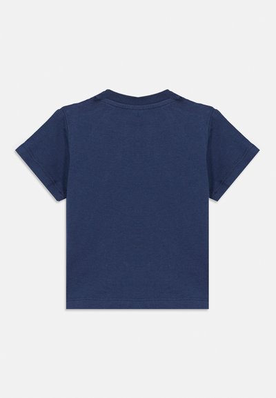 Μπλε σκούρο κοντομάνικο μπλουζάκι από βαμβάκι, με λαιμόκοψη τύπου crew και απλό σχέδιο χωρίς ορατά γραφικά ή μοτίβα.