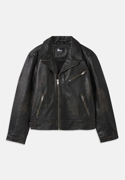 Μαύρη δερμάτινη μοτοσικλετιστική τζάκετ με κλασικό γιακά, μπροστινό φερμουάρ και πολλαπλές τσέπες με φερμουάρ. Διαθέτει ελαφρώς φθαρμένη υφή.
