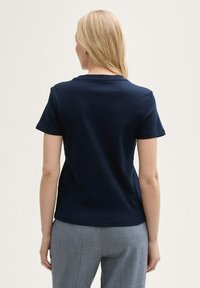 T-shirt blu navy a maniche corte con scollo rotondo, realizzato in tessuto morbido. Presenta una vestibilità classica e un design minimalista.