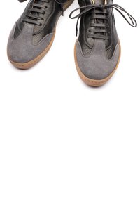Sneaker in pelle nera e suede grigio con suola in gomma, caratterizzati da una finitura testurizzata, forma arrotondata e design con lacci.