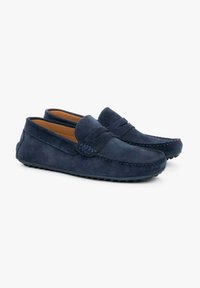 Marineblaue Wildleder Slipper mit einer glatten Textur, ausgestattet mit einem genähten Band und dekorativen Details an der Oberseite. Rutschfeste Ausführung mit einer flexiblen Sohle.