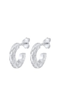 Orecchini a cerchio in argento con un design testurizzato e ondulato. Presentano una chiusura a perno e una superficie interna liscia, che riflette la luce in modo sottile.