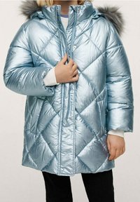 Svetle modrá péřová bunda s lesklým prošívaným povrchem, se kapucí s umělou kožešinou a elastickými manžetami. Zapínání na zip na přední straně.