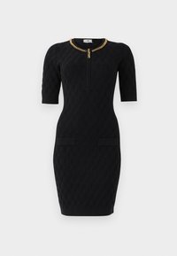 Robe en tricot noir texturé avec des manches courtes, détail de chaîne dorée au col rond, fermeture éclair sur le devant et deux poches avant à rabat.
