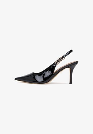 Scarpa con tacco alto slingback in vernice nera, punta a punta e fibbia decorativa dorata sulla cinghia.