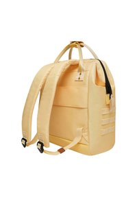 Zaino giallo con spallacci imbottiti, maniglia superiore, tasca esterna con cerniera e accenti in webbing laterali. Tessuto morbido con una texture liscia.
