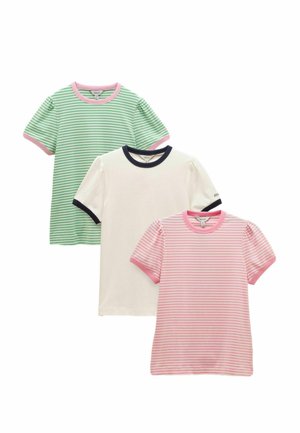 Trzy dziecięce koszulki z krótkim rękawem: zielona w białe paski z różowym obszyciem, gładka biała z granatowym obszyciem, różowa w białe paski z różowym obszyciem.