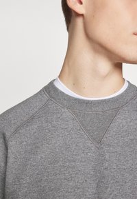 Carhartt WIP CHASE - Felpa - dark grey heather/gold