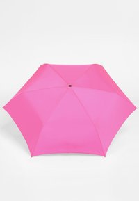 Parapluie rose avec une surface en tissu lisse et mat, composé de huit sections et d'un bouton central noir. Design compact, adapté pour une protection contre la pluie.