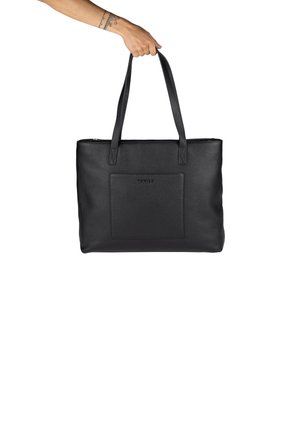 Bolso tote de cuero negro con asas dobles, acabado texturizado y bolsillo frontal. Presenta un cierre de cremallera y un detalle de hardware mínimo.