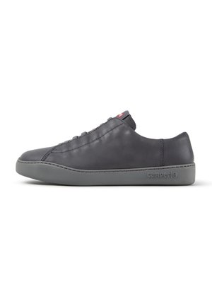 Ciemnoszary skórzany sneaker niskiego profilu z dopasowaną podeszwą i subtelnym przeszyciem, widok z boku na białym tle.