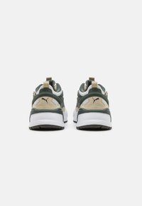 Baskets vertes et beiges avec des matériaux en mesh et en suede, semelle intermédiaire blanche épaisse, col rembourré, languette de tirage et logo au talon.