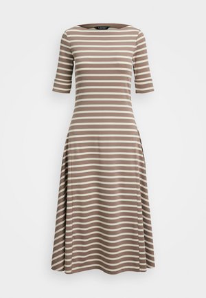 Robe A-line rayée taupe et blanche avec des manches aux coudes et un col bateau.