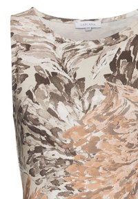 Hihan kukka -kuosiset ilmanhihaiset yläosat beigen, ruskean ja pehmeän persikan sävyissä; valmistettu kevyestä kankaasta, jossa on pyöreä kaula-aukko ja sileä pinta.