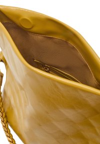 Borsa a spalla in pelle gialla con una texture liscia e una tracolla intrecciata. L'interno presenta una morbida foderatura e una tasca con zip.