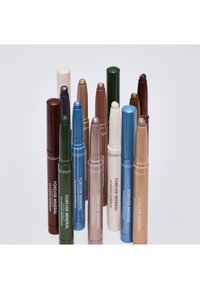 Dwanaście wodoodpornych kredek do powiek Forever Mineral Gosh w różnych kolorach, w tym brązowym, zielonym, niebieskim, beżowym i brązowym, stojące pionowo na białym tle.
