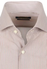 Gestreepte shirt met kleine bruin en witte verticale strepen, zachte katoenen stof, puntige kraag en twee knoopsluitingen bij de nek.