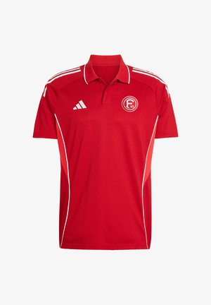 Rotes Adidas-Poloshirt mit weißen Streifen auf den Schultern, weißer Paspelierung an den Seiten und einem runden "F95"-Logo auf der Brust.