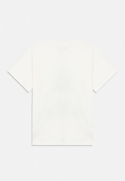 Biele bavlnené tričko s krátkymi rukávmi a okrúhlym výstrihom, na zadnej strane s jemnou, vyblednutou potlačou. Jednoduchý, nevylepšený dizajn.