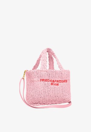 Roze geweven draagtas met korte handvatten en een afneembare band, geborduurd met rode tekst "FRIEDA & FREDDIES MIAMI" aan de voorkant.