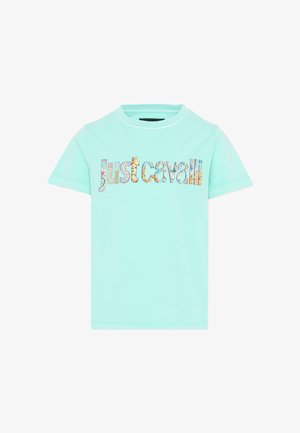 Jasnoniebieska koszulka z krótkim rękawem i okrągłym dekoltem z kolorowym napisem "just cavalli" na piersi.