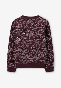 Pull bourgogne avec un motif répétitif de gestes de mains blancs avec du texte, encolure ronde, et poignets et ourlet côtelés contrastants.