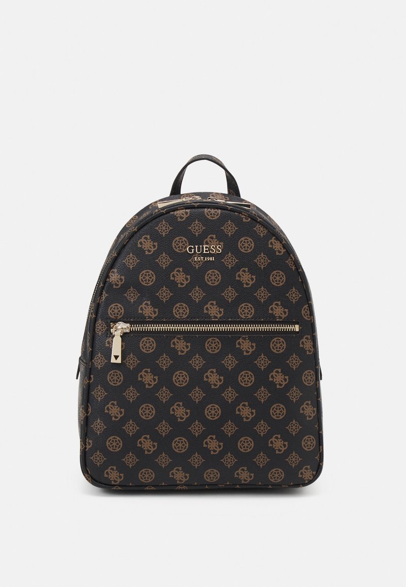 Sac à dos Guess noir et marron à motifs avec poche zippée à l'avant et poignée supérieure sur un fond clair uni.