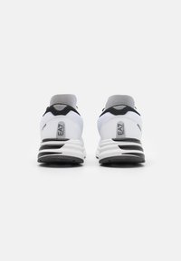 EA7 Emporio Armani CRUSHER DISTANCE UNISEX - Sneakers basse - white/black