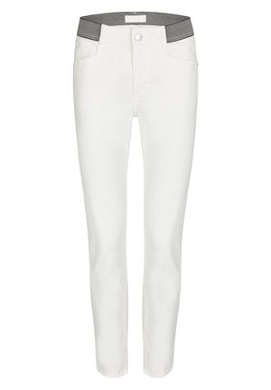 Bílé kalhoty s přiléhavým střihem, které mají dvě přední kapsy a kontrastní černý pás. Vyrobené z hladké tkaniny s minimální texturou.