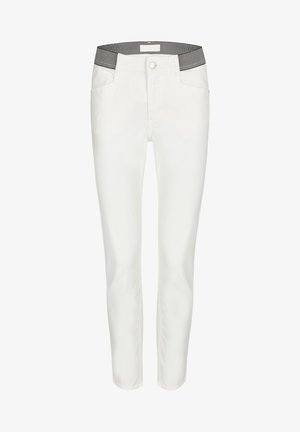 Bílé kalhoty s přiléhavým střihem, které mají dvě přední kapsy a kontrastní černý pás. Vyrobené z hladké tkaniny s minimální texturou.