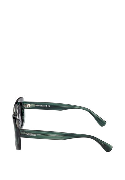 Okulary przeciwsłoneczne z ciemnozieloną przezroczystą oprawką, prostokątnymi soczewkami i smukłymi zausznikami. Na wewnętrznej stronie znajduje się minimalistyczne logo.