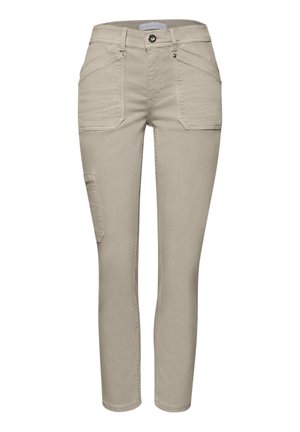 Beige bukser med lige ben og frontlommer, ekstra sidelomme på venstre ben, bæltestropper og knaplukning.