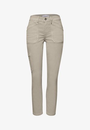 Pantaloni beige a gamba dritta con tasche frontali applicate, una tasca aggiuntiva laterale sulla gamba sinistra, passanti per cintura e chiusura con bottone.