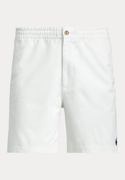 Pantaloni scurți albi pentru bărbați cu talie elastică, închidere cu nasture, buzunare laterale și logo mic și închis la culoare lângă tivul inferior pe un picior.