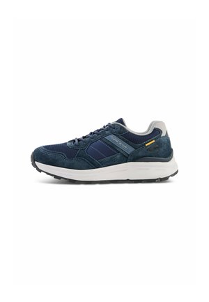 Navyblå og grå atletisk sneaker med mesh- og ruskindspaneler, tyk hvid sål, snørebånd og Camel Active-logo på siden.