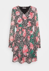 Kukallioinen mekko mustalla taustalla, jossa on vaaleanpunaisia kukkia ja vihreitä lehtiä. Pitkät hihat, kuminauhavyötärö, kerroksellinen röyhelöhelma. Läpinäkyvä materiaali.