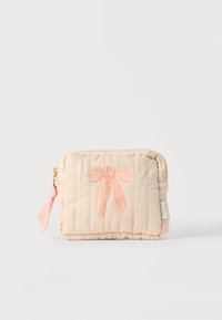 Μικρό μπεζ τσαντάκι με καπιτονέ ύφασμα, διακοσμημένο με ροζ κέντημα φιόγκου στο μπροστινό μέρος και ροζ υφασμάτινο τράβηγμα φερμουάρ σε χρυσό φερμουάρ.