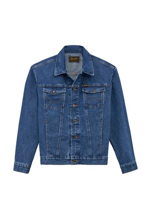 Μπλε τζιν μπουφάν Wrangler με κουμπιά μπροστά, δύο τσέπες με καπάκι στο στήθος και γιακά, απλωμένο επίπεδα σε λευκό φόντο.