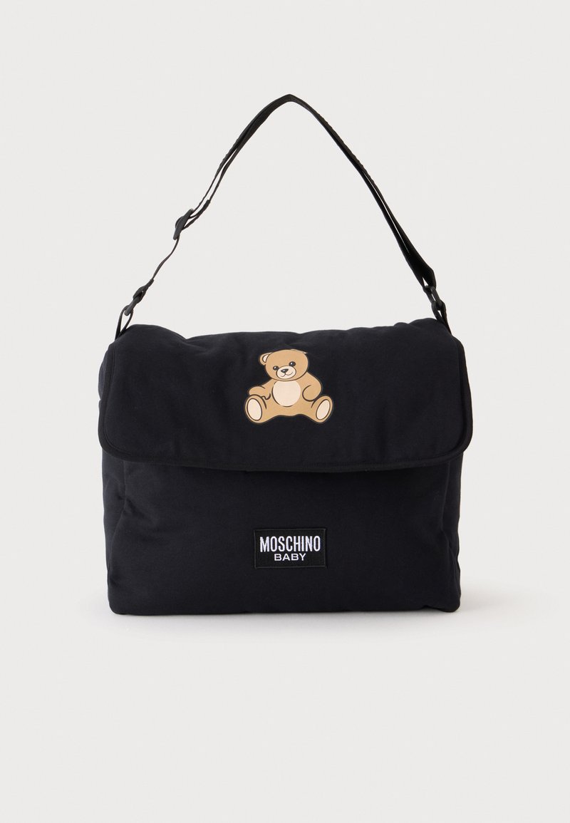 Μαύρη τσάντα ώμου Moschino Baby με στάμπα αρκουδάκι στο καπάκι και ρυθμιζόμενο λουρί σε μονόχρωμο φόντο.