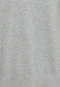 Helles graues Sweatshirt, aus weichem Strickstoff gefertigt. Verfügt über gerippte Bündchen und Saum. Glatte Textur mit einem sanften Farbverlauf.