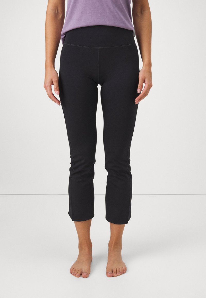 Czarne, krótkie legginsy wykonane z elastycznego materiału z wysokim stanem, charakteryzujące się gładką teksturą i prostym wzornictwem.