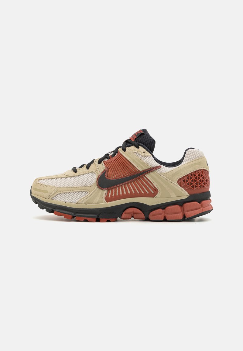 Nike Sportswear - ZOOM VOMERO 5 - Sneakers basse - desert khaki/black/light orewood brown/mars stone, Ingrandire