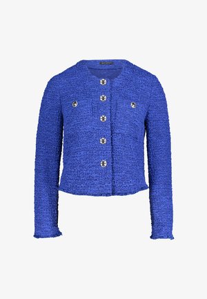 Niebieska teksturowana kurtka boucle z długimi rękawami, okrągłym dekoltem, sześcioma dużymi srebrnymi guzikami z przodu oraz dwoma ozdobnymi kieszeniami na piersi.