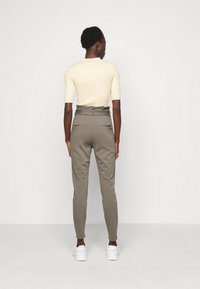 Vero Moda Tall VMEVA PAPERBAG - Calças - bungee cord